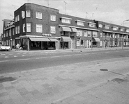 856873 Gezicht op de panden Amsterdamsestraatweg 563 (links) -lager, met links de hoek met de St. Bonifaciusstraat.